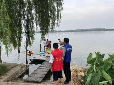 救助挂在安全网上的小孩