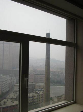 窗户对着烟囱