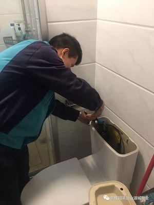 马桶上门维修