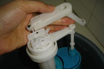 马桶进水管漏水怎么办