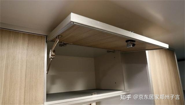 厨房的橱柜门关不上
