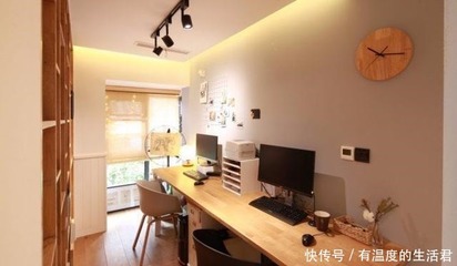 厨房门对面书桌