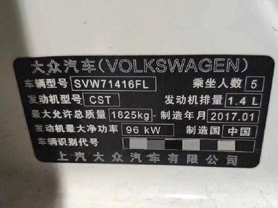 按在厨房水盆上方的小灯