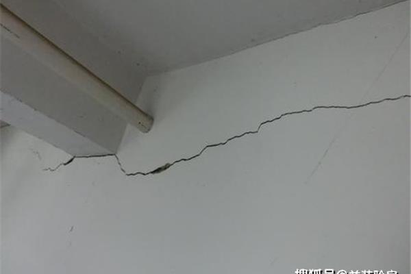 墙面出现裂纹的原因