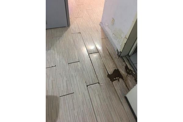 卫生间门口木地板漏水
